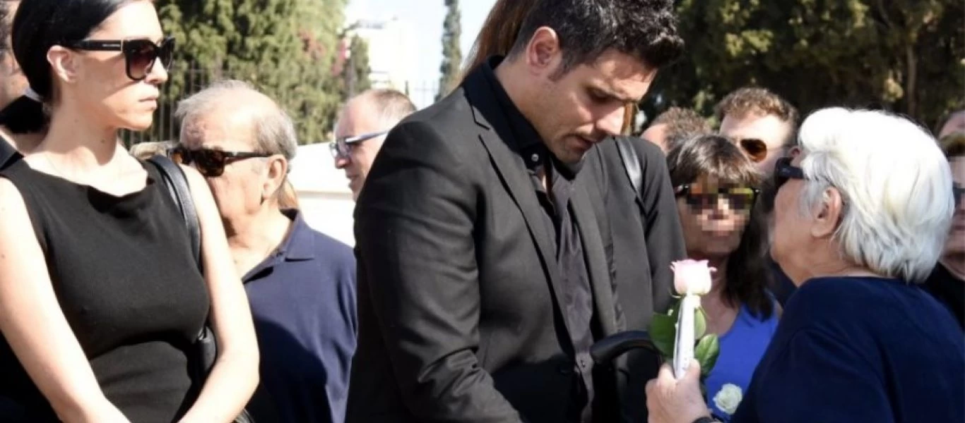 Δ.Ουγγαρέζος: Συντετριμμένος στην κηδεία της μητέρας του - Ποιοι του συμπαραστάθηκαν (φώτο)